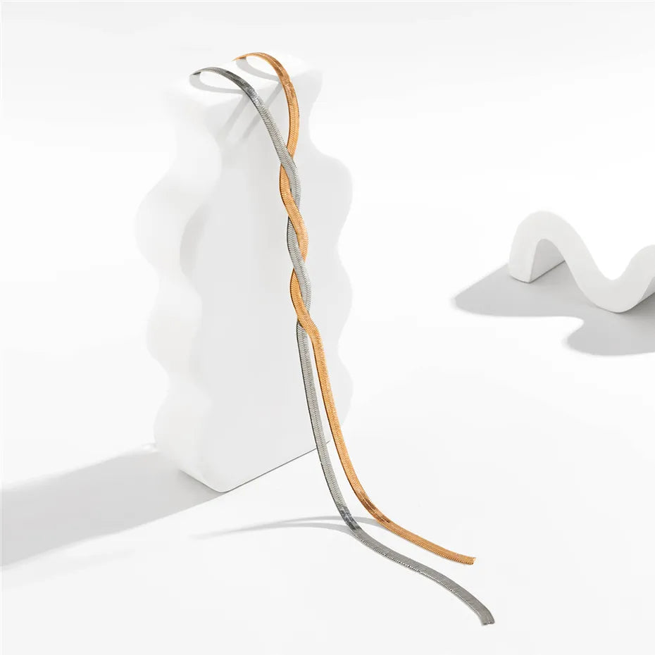 Elegant langt halskæde med justerbart slangedesign