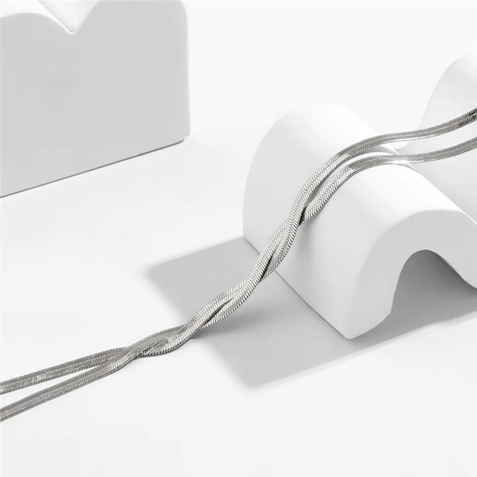 Elegant langt halskæde med justerbart slangedesign