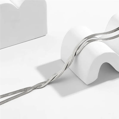 Elegant langt halskæde med justerbart slangedesign