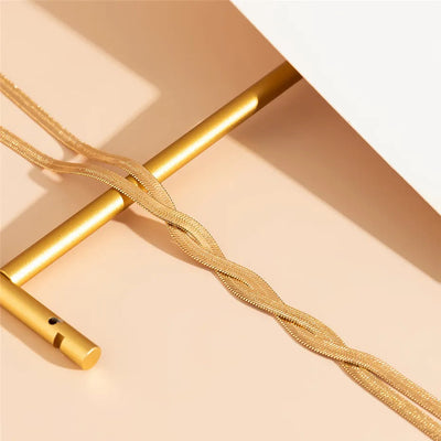 Elegant langt halskæde med justerbart slangedesign